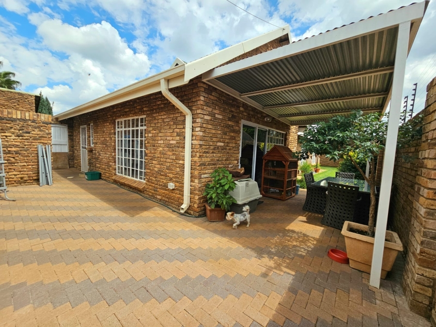 3 Bedroom Property for Sale in Van Der Hoff Park North West